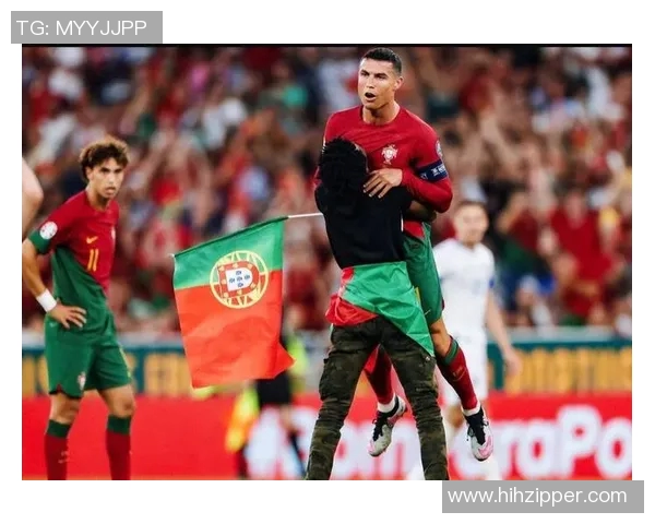 欧冠赛场惊现奇葩事件球迷冲入抢夺C罗球衣引发热议